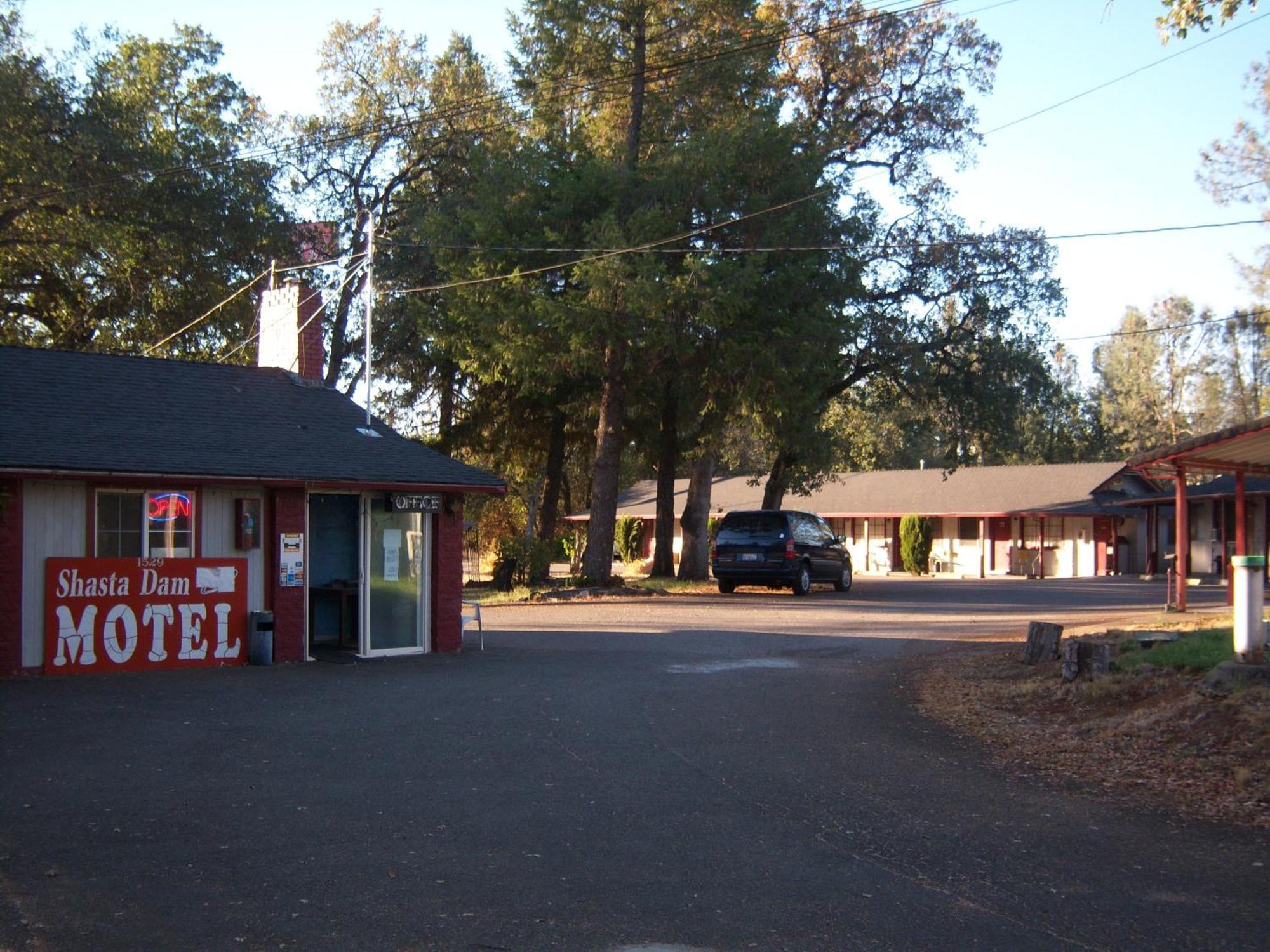 Shasta Dam Motel ชาสทา เลค ภายนอก รูปภาพ